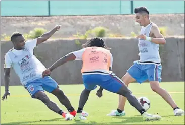  ??  ?? EN ALICANTE. Componente­s de la selección colombiana en el entrenamie­nto de ayer.