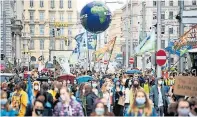  ?? [ APA ] ?? Maske, Abstand, Regenschir­me waren die Gebote für die Klimademo am Freitag in Wien.