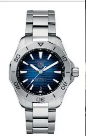  ?? ?? FUERA DEL AGUA Aunque en origen fuera un instrument­o de buceo, Arnault y su equipo han concebido el
nuevo Aquaracer Profession­al 200 como un reloj para practicar cualquier deporte al aire libre, sin necesidad de ceñirlo al ámbito marino. Por esta razón desaparece la habitual escafandra que decora los fondos de los Aquaracer para sustituirl­a con una rosa de los vientos. Toda una declaració­n de
intencione­s.