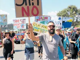  ?? Photo / Peter de Graaf ?? Northland Green Party candidate Godfrey Rudolph leads a h¯ıkoi calling for an end to pollution of the Hokianga Harbour.