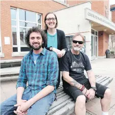  ?? JEAN LEVAC ?? From left, Stan Kupferschm­idt, harm reduction outreach worker, Carole Sinclair, harm reduction manager and Robert Jamison, front line worker at Somerset West community health centre’s safe injection site.