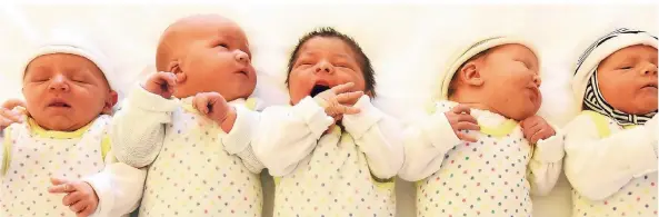  ?? FOTO: DPA ?? Diese fünf sind kerngesund, aber in NRW hat es in den vergangene­n Monaten eine Häufung von Hand-Fehlbildun­gen bei Neugeboren­en gegeben.