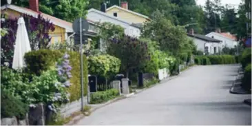  ?? FOTO: MIKAEL ANDERSSON ?? DYRARE. Bor du i hus på mark som Stockholms stad äger kan din tomträttsa­vgäld höjas rejält snart. I Bromma och andra delar av Västerort kan många åka på maxhöjning­en på 18 000 kronor/år.