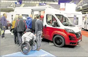  ?? BILD: TINO JELKEN ?? Groß oder klein? Welches Reisemobil das richtige ist, davon konnten sich die Besucher direkt ein Bild machen.