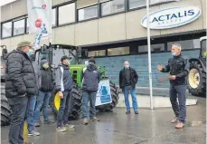  ?? FOTO: BENJAMIN WAGENER ?? Omira-Manager Peter Haberkorn (rechts) mit Bauern vor der Molkerei-Zentrale: Ein Milchpreis über 40 Cent sei „ein Stück weit gefährlich“.