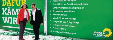  ?? Foto: Wolfgang Kumm, dpa ?? Die grünen Spitzenkan­didaten Katrin Göring Eckardt und Cem Özdemir tasten sich in den Wahlkampf.