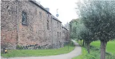  ?? ARCHIVFOTO: BERNS ?? Besonders im Winter sei die Dunkelheit am Fußweg entlang der Zonser Stadtmauer (Rheinseite) ein Sicherheit­srisiko, findet das Zentrum.