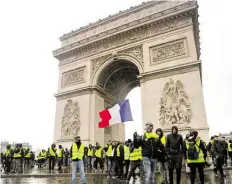  ?? DPA-BILD: BOHAC ?? Demonstran­ten versammelt­en sich auf dem Rondell am Arc de Triomphe in Paris.