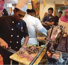  ??  ?? GERAI kambing bakar turut disediakan untuk pengunjung menikmati keenakan daging kambing empuk.