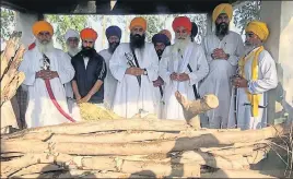  ?? HT PHOTO ?? Hardliners during Sikh activist Gurbaksh Khalsa’s funeral at his native village Thaska Ali in Kurukshetr­a district on Sunday.