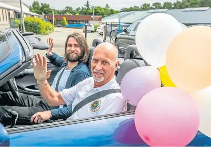  ?? Picture: Steve Brown. ?? Craig Mitchell, with his son Danny at the wheel, begins his tour of the town.