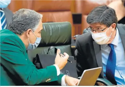  ?? RAÚL CARO / EFE ?? Elías Bendodo y Juan Marín conversan desde sus escaños durante el último Pleno del Parlamento.