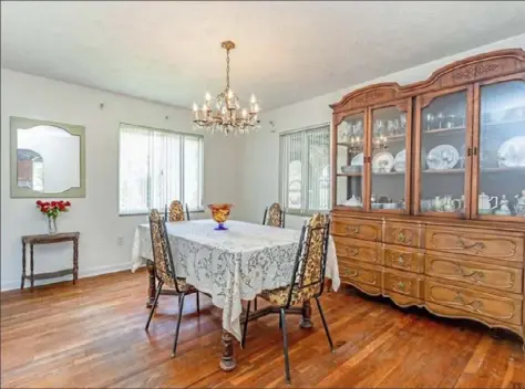  ?? Michael Calloway photos ?? The dining room has original hardwood floors and a chandelier made of crystal and brass.