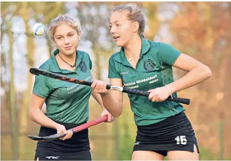  ?? FOTO: SCHIMMEL ?? Mira Hildebrand­t (li.) und Sophia Schwabe haben mit dem B-Juniorinne­n-Team in diesem Jahr den Titel bei der Deutschen Meistersch­aft gewonnen.