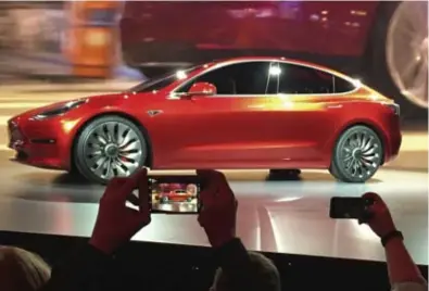  ?? © ap ?? Tesla onthulde zijn nieuwe Model 3 al in maart 2016. 500.000 klanten hadden er meteen trek in.
