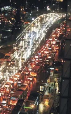  ??  ?? ► Una vista de la gran congestión vehicular en Apoquindo con Vespucio por la falta de semáforos.