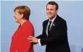  ??  ?? Deutsch-französisc­he Herzlichke­it: Staatspräs­ident Emmanuel Macron will Merkel gar nicht loslassen. Foto:rtr