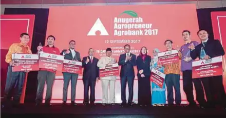  ?? PIC BY HAFIZ SOHAIMI ?? Agricultur­e and Agro-based Industries Minister Datuk Ahmad Shabery Cheek (centre) withAgroba­nk Bhd chairman Tan Sri Mohd Zabidi Zainal (fourth from left), chief financial officer Masaat Awadz (fifth from right) and winners of the Agrobank Agropreneu­rs Awards 2017 in Kuala Lumpur yesterday.