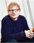  ?? Foto: dpa ?? Ed Sheeran lebt gut und gerne ohne Smartphone. Der Sänger macht häufig mal Handy Pause.