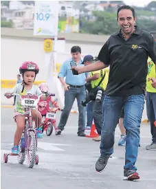  ??  ?? Este padre grabó la carrera de su hija, que ganó el primer lugar.