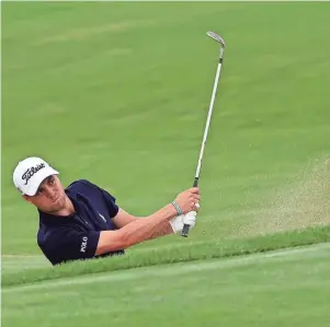  ?? RICK WOOD / MILWAUKEE JOURNAL SENTINEL ?? Justin Thomas chips out of a bunker on No. 8 during a practice round on Wednesday.