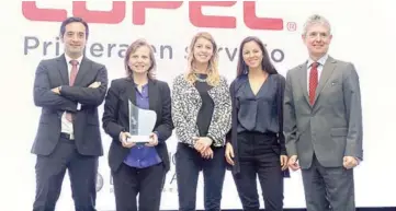  ??  ?? COPEC: Javier Donoso, subgerente de Marketing; Gloria Ledermann, gerente de Marketing; Nicolasa Balbontin, jefe de Servicio y Experienci­a de Cliente, y Camila Armstrong, jefe de Producto, Imagen y Servicio, junto a Miguel Correa.