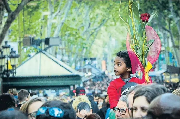  ?? MANÉ ESPINOSA ?? A la Rambla.
La via més turística de la ciutat va tornar a convertir-se ahir en un mar de gent