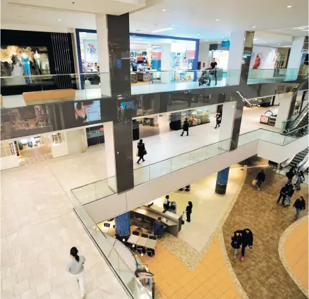  ?? PHOTO AGENCE QMI, MARIO BEAUREGARD ?? La principale raison pour laquelle les employeurs du commerce de détail ne pourvoient pas les postes affichés, « c’est le salaire », disent un économiste et une syndicalis­te. Sur la photo, le Centre Eaton presque vide, à Montréal. En mortaise Daniel Ciccariell­o, 59 ans, qui gagne 16 $ l’heure malgré un CV bien rempli.