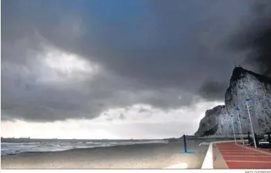  ?? PACO GUERRERO ?? Gibraltar, desde la playa de Levante de La Línea, en un día de tormenta.
