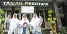  ?? AGUS MUHAIMIN/JAWA POS RADAR TRENGGALEK ?? SELAMAT: Dari kiri, Putri, Lina, dan Galuh saat ditemui di sekolahnya kemarin.