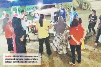  ??  ?? SANTAI: Ahli AKRAB bersama-sama menikmati jamuan makan malam selepas keletihan pada siang hari.