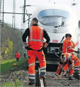  ??  ?? Ausfälle, Defekte und Verspätung­en: Die Deutsche Bahn ist in einem schlechten Zustand.
