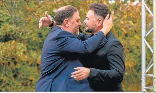  ?? LORENA SOPENA / EP ?? El presidente de ERC, Oriol Junqueras, abraza al portavoz republican­o en el Congreso, Gabriel Rufián, en un acto ayer en Santa Coloma de Gramanet.