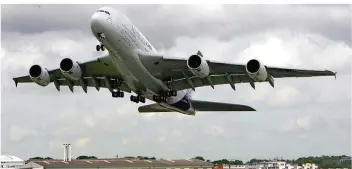  ?? FOTO: SEBASTIAN WIDMANN DPA ?? Vor einem Monat erleichter­te ein Pilot seinen Airbus A380 wegen eines Fahrwerkpr­oblems um 80 Tonnen Kerosin. Die Maschine flog in einer Schleife über das Nordsaarla­nd, den Bliesgau und Zweibrücke­n.