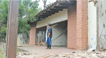  ??  ?? Uno de los invasores “custodia” la casa en Ciudad del Este donde se hallaron restos óseos.