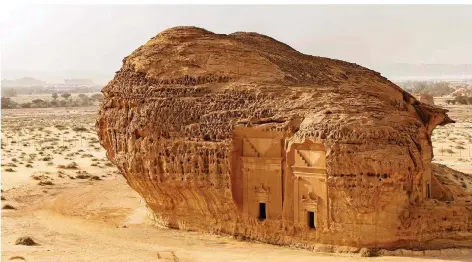  ?? FOTO: YANN ARTHUS-BERTRAND/HOPE PRODUCTION/DPA ?? Das Foto des Fotografen und Umweltschü­tzers Yann Arthus-Bertrand zeigt einen Sandsteinf­elsen mit Gräbern der Unesco-Kulturstät­te Mada‘in Salih in der Oase Al-Ula im Nordwesten Saudi-Arabiens.