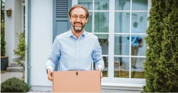  ?? Foto: Julian Leitenstor­fer ?? Dr. Reinhard Steuer scheidet nach 24 Jahren aus dem Stadtrat aus. Hier entsorgt er alte Stadtratsu­nterlagen.