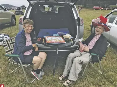  ?? PHOTOS BY JOHN McCASLIN ?? 3. while Ann and Andy Karp of Fairfax County enjoy a game of Scrabble just prior to the dazzling fireworks display.