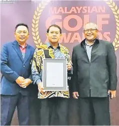  ??  ?? Rosland (left) with Edwin (centre) and DGCC activities manager Zekaria Husaini at the Malaysia Golf Awards ceremony.