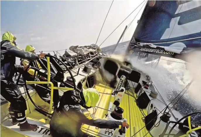  ??  ?? El holandés «Brunel» pelea milla a milla por ganar una etapa en esta fácil Volvo Ocean Race