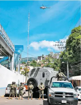  ??  ?? Federales a las afueras de la sede policiaca.