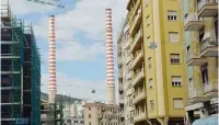  ?? (Ansa) ?? Le costruzion­i Le due ciminiere della centrale a carbone della Tirreno Power di Vado Ligure