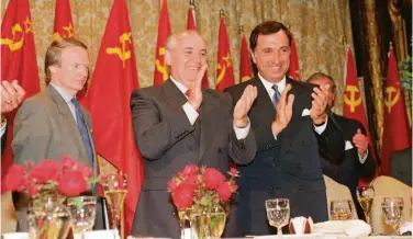  ?? David L. Lonstreath / Associated Press 1990 ?? Soviet President Mikhail Gorbachev (center) and San Francisco Mayor Art Agnos applaud at a luncheon with U.S. business leaders in June 1990 in San Francisco. Gorbachev later based his foundation in the city.