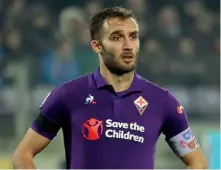  ??  ?? A sinistra German Pezzella, capitano viola A sinistra Milan Badelj, che sarà il vice capitano