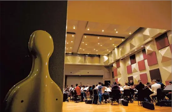  ?? Photog raphs by
Liz O. Baylen
Los Angeles Times ?? MUSICIANS
follow the lead of L.A. Philharmon­ic Dudamel conducting fellow Dietrich Paredes during a rehearsal for Tuesday’s program at Walt Disney Hall.