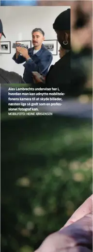  ??  ?? Alex Lambrechts underviser her i, hvordan man kan udnytte mobiltelef­onens kamera til at skyde billeder, naesten lige så godt som en profession­el fotograf kan.