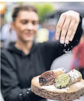  ??  ?? Am Stand von „I love Arancini“wurden Cannoli Siciliana serviert