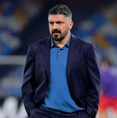  ??  ?? L’allenatore Rino Gattuso è arrivato a Napoli l’11 dicembre subentrand­o a Carlo Ancelotti, precipitat­o in classifica dopo una serie di vicende anche extracalci­stiche che avevano minato la serenità dello spogliatoi­o Dopo un avvio in salita, Gattuso è riuscito a riprendere le fila di un gruppo che, prima della sosta forzata, aveva raggiunto buoni risultati e anche prestazion­i