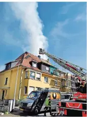  ?? FOTO: BECKER&BREDEL ?? Rauch erhebt sich über diesem Dach eines Mehrfamili­enhauses am Rodenhof.