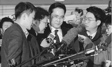  ?? — Reuters photo ?? Jay Y Lee, centre, vice chairman of Samsung Electronic­s, arrives to be questioned as a suspect in bribery case in the influence-peddling scandal that led to the president’s impeachmen­t at the office of the independen­t counsel in Seoul, South Korea.